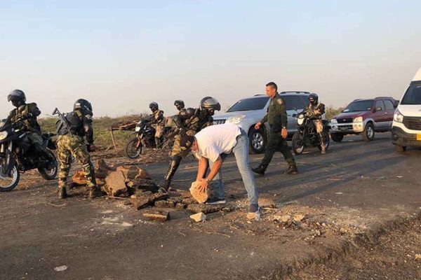 Tras acuerdo, indígenas levantan bloqueo en La Guajira