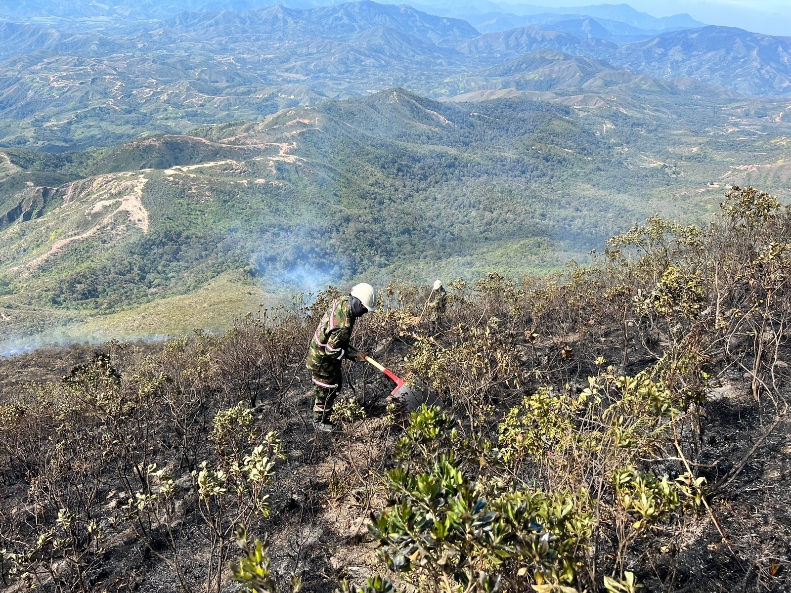 Controlado incendio en la Sierra Nevada
