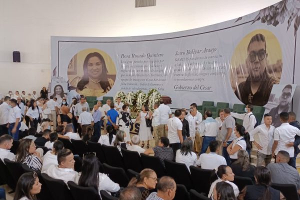 Que el Gobierno Departamental y el gremio periodístico del Cesar, sufren profundo dolor por el fallecimiento de Rosa Elena Rosado Quintero, ejemplar y reconocida periodista, y Jairo Bolívar Araújo Carrillo, experimentado y destacado productor audiovisual, colaboradores de la administración “LO HACEMOS MEJOR”, en la que prestaron sus servicios con dedicación y responsabilidad.