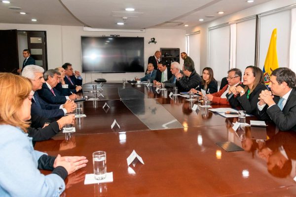 Gobierno sigue concertando la reforma al sistema de salud.