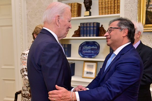 Biden respalda el trásnito hacia una economía descarbonizada