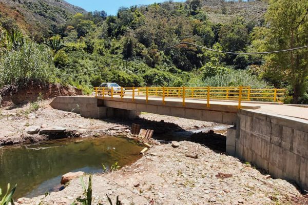 Elvia Milena adjudicó la construcción de 10 puentes vehiculares.