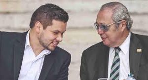 Detienen a expresidentes del Congreso de Colombia.