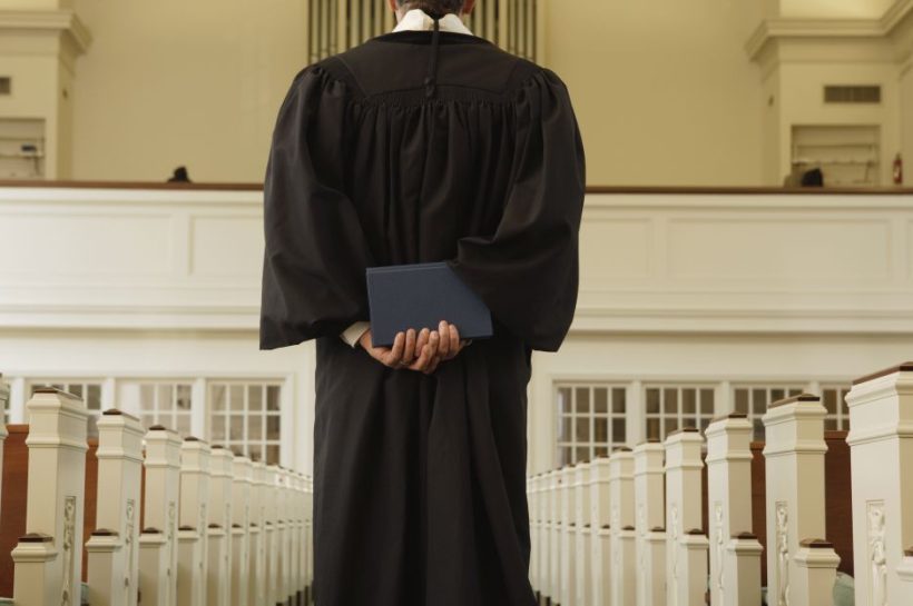 Sacerdote habría abusado sexualmente de su sobrina.