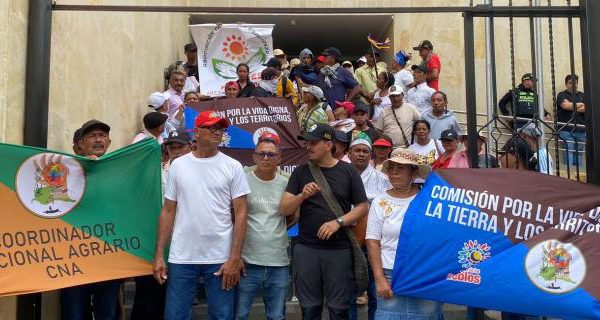 Campesinos se tomaron edificio en Valledupar.