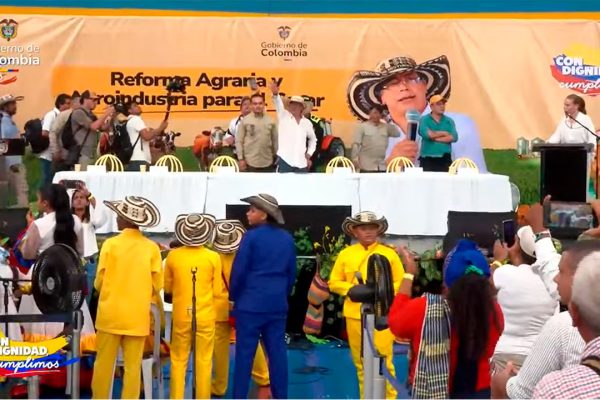 Entrega madsiva de tierras en el Cesar.