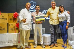 Ernesto Orozco entregó 05 acordeones a Iván Zuleta.