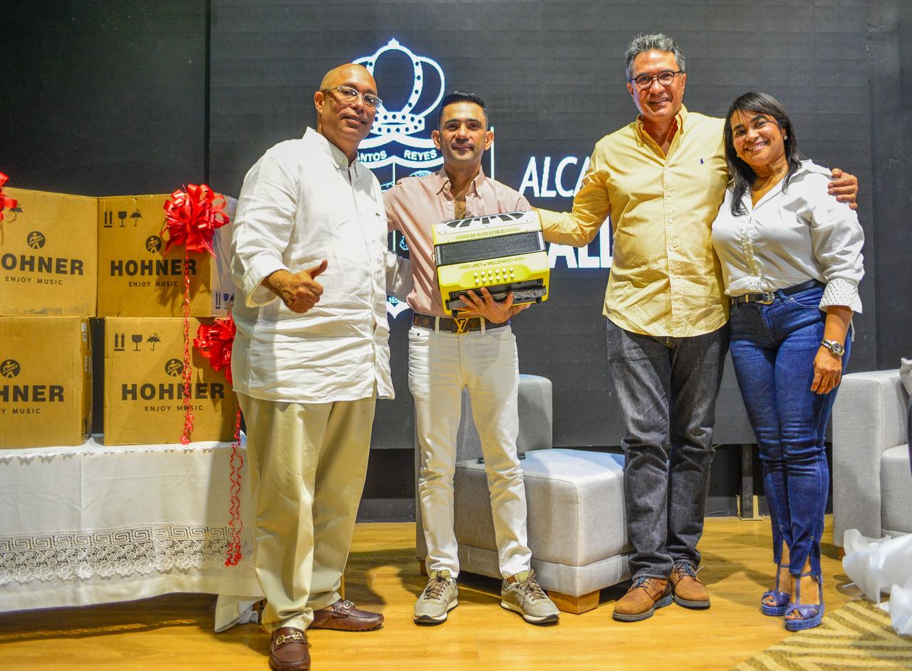 Ernesto Orozco entregó 05 acordeones a Iván Zuleta.