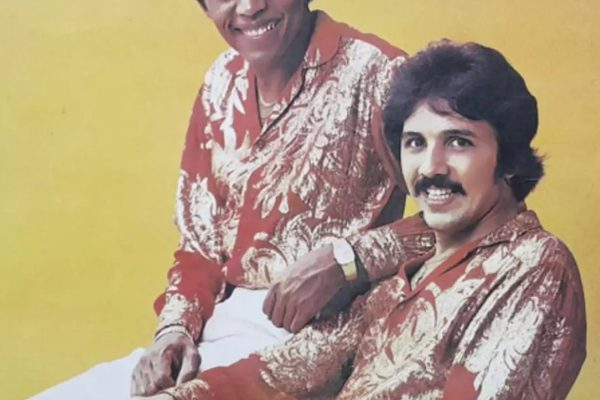 Israel Romero sigue picando su acordeón.