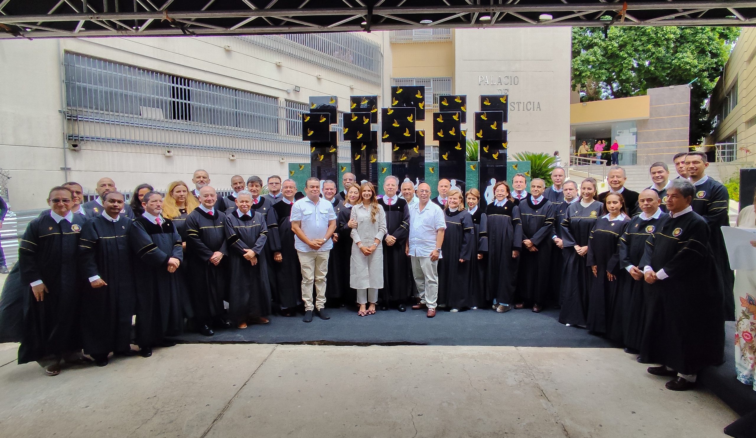 Monumento a víctimas del Palacio de Justicia en Valledupar.