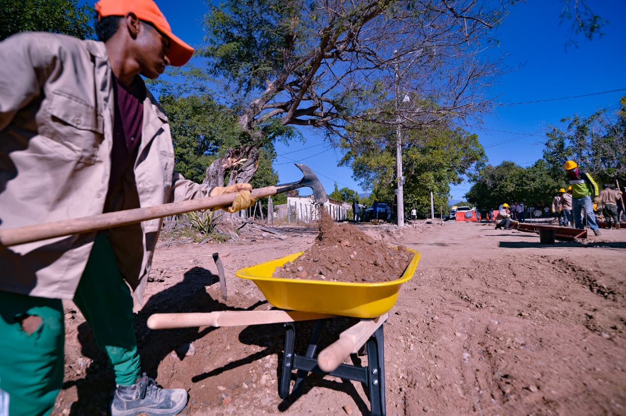 Contratan construcción del acueducto de Los Corazones.