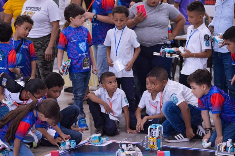 Cesar fortalece su liderazgo en robótica.